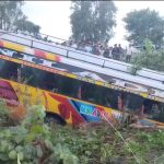 নয়নজলিতে নেমে গেলো বাস