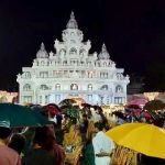 ছাতা মাথায় প্রতিমাদর্শনে দর্শনার্থীরা, হঠাৎ প্রবল বর্ষণে চরম দুশ্চিন্তায় পুজো উদ্যোক্তারা