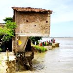 গঙ্গা ভাঙন, দুঃসময়ে পাশে দাঁড়াল প্রতিবেশীরা