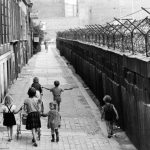 বার্লিনের মানুষ ঘুম ভেঙে দেখলেন শহরের মাঝখানে উঁচু প্রাচীর