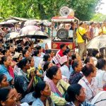 বোনাস ও বকেয়া মজুরির দাবিতে জাতীয় সড়ক অবরোধ করে বিক্ষোভ চা শ্রমিকদের