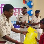 নলহাটি থানার উদ্যোগে শিশুদের হাতে পুজো উপহার