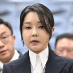 দক্ষিণ কোরিয়ার প্রাক্তন প্রেসিডেন্টের স্ত্রী কিম কেওন হি আদালতে হাজির