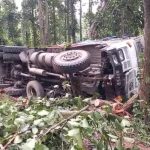 বাঁকুড়ায় ট্রাক উল্টে অবরুদ্ধ রাজ্য সড়ক