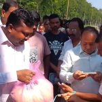 বানারহাটে বন্যাদুর্গতদের পাশে তৃণমূল সাংসদ প্রকাশ চিক বড়াইক