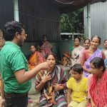 দুর্ঘটনাগ্রস্ত পরিবারের পাশে দাঁড়ালেন ‘গরিবের রবিনহুড’