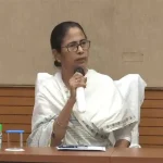 এক যাত্রায় পৃথক ফল কেন?  কর্ণাটক, মহারাষ্ট্রে বন্যায় কেন্দ্রের অনুদান, কিন্তু বাংলাকে বঞ্চনা: মমতা