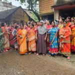 মদের দোকান ঘিরে মহিলাদের তীব্র ক্ষোভ