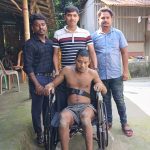 প্রতিবন্ধী যুবকের হাতে হুইলচেয়ার ও নতুন বস্ত্র তুলে দিলেন স্বেচ্ছাসেবকরা