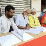 এস.আই.আর ফর্ম পূরণে গ্রামবাসীর একমাত্র ভরসা ‘মুশকিল আসান’ হাকিম চাচা