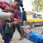 বাবা-মা শহিদ, শৈশব কেড়েছে ইসরাইলি হামলা সংসারের গুরুদায়িত্ব গাজার ইয়াতিম শিশুদের কাঁধে