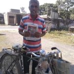 এক সাইকেল, এক মানুষ, এক প্রতিশ্রুতি: কালিয়াচকের মুকুলদার গল্প