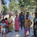 ওভারলোড ডাম্পার রুখতে গ্রামবাসীদের বিক্ষোভ