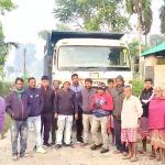 ওভারলোডিং ডাম্পারের দৌরাত্ম্য! রাস্তায় ডাম্পার আটকে বিক্ষোভ এলাকাবাসীর