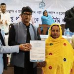 গঙ্গা ভাঙনে ক্ষতিগ্রস্ত ২৯০ পরিবারের হাতে   আর্থিক সহায়তা  দিল সামসেরগঞ্জ ব্লক প্রশাসন