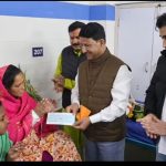 সোনালী খাতুনকে ২ লক্ষ টাকার আর্থিক সহায়তা দিলেন কাজল শেখ