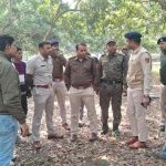 বাগান থেকে মহিলার মৃতদেহ উদ্ধার, পাশে জখম শিশু 