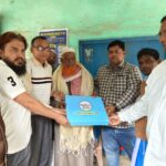 মুখ্যমন্ত্রীর ‘উন্নয়নের পাঁচালী’ উপহার তুলে দিল কাবিলপুরের ইমাম ফাইজুদ্দিনের হাতে